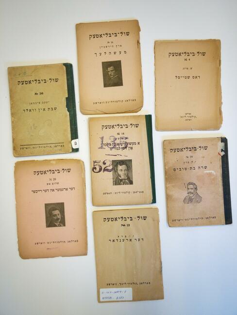 7 yellowed volumes published by Kultur-lige, Shul bibliotek