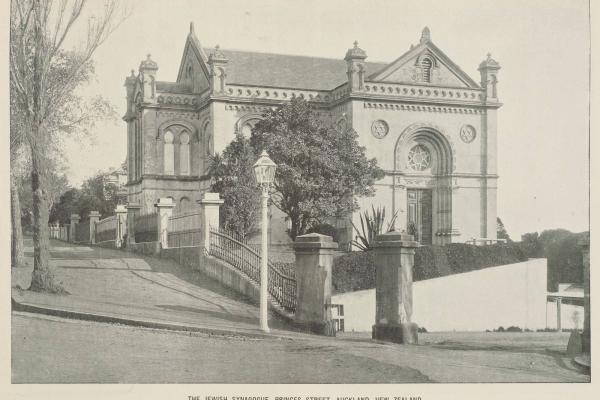 Black and white photo of a synagogue from 1905