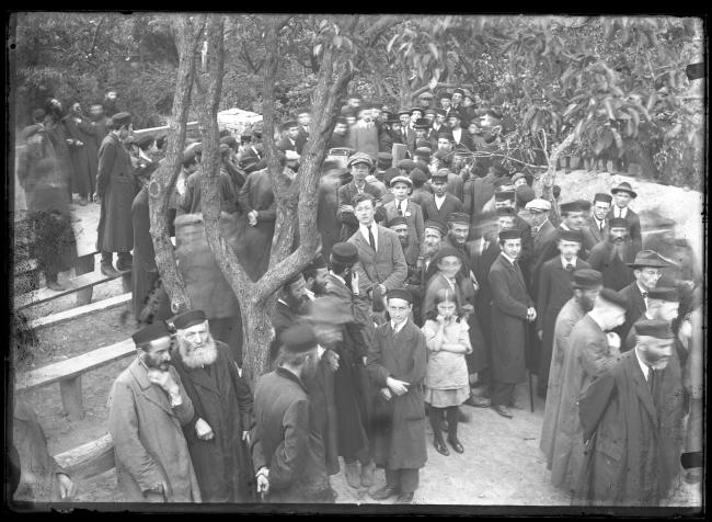 an old photograph of a crowd of people outside a Yeshiva in Lublin, Poland. 