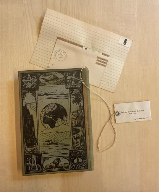Green book entitled Natur visenshaftlikhe folks-bikher with its tag and card