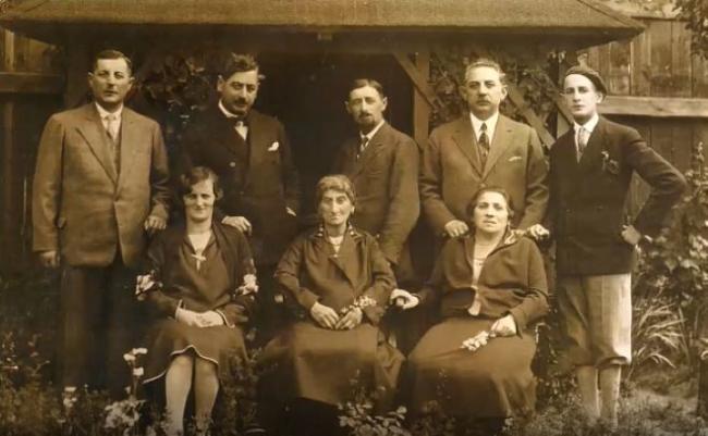 Sholem Asch with four brothers, his mother, and two sisters-in-law
