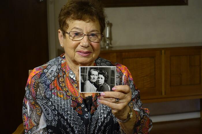 Paula Boltman holding photograph of Rokhl Holtzer
