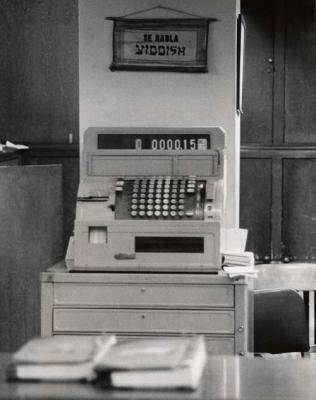 A photo of the cash register at the Jewish Daily Forward reading "Se Habla Yiddish." Photograph by Arnold Chekow.