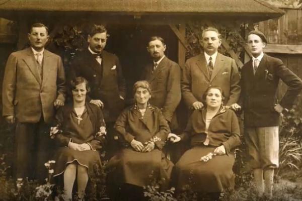 Sholem Asch with four brothers, his mother, and two sisters-in-law