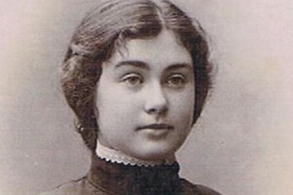 A portrait of a young Anna Margolin in the 1900s